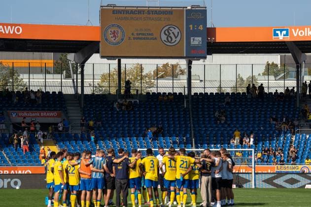 Deutschland: Fussball 2. Bundesliga, 6. Spieltag 2025 2026, Eintracht Braunschweig-SV Elversberg am 20.09.2025 in Braunschweig (Eintracht-Stadion): Eintracht Braunschweig nach dem Spiel