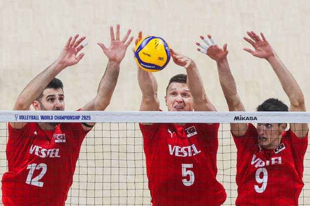 (250920) -- PASAY CITY, Sept. 20, 2025 -- Players of Turkey block the ball during the round of 16 match between T¨¹rkiye and the Netherlands at the FIVB Men s World Championship, WM, Weltmeisterschaft 2025 in Pasay City, the Philippines, on Sept. 20, 2025. ) (SP)THE PHILIPPINES-PASAY CITY-VOLLEYBALL-FIVB MEN S WORLD CHAMPIONSHIP 2025-TUR VS NLD RouellexUmali 