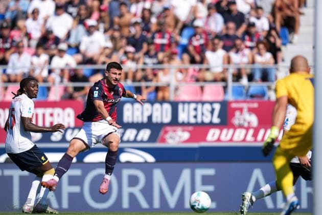 Bologna s Riccardo Orsolini fights for the ball with Genoa s goalkeeper Nicola Leali during the Serie A soccer match between Bologna and Genoa at the Renato DallÕAra Stadium in Bologna, north Italy - Saturday, September 20, 2025 -  Copyright: xMassimoxPaolone LaPressex