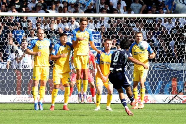 DEU, DFL, 2. FBL, Hertha BSC vs. Paderborn, 20.09.2025, Berliner Olympiastadion, Berlin, DEU, DFL, 2. FBL, Hertha BSC vs. Paderborn, im Bild Freistoss von Kevin Sessa (Hertha BSC Berlin 8), Paderborner Mauer DFL - regulations prohibit any use of Photographs as image sequences and or quasi-video