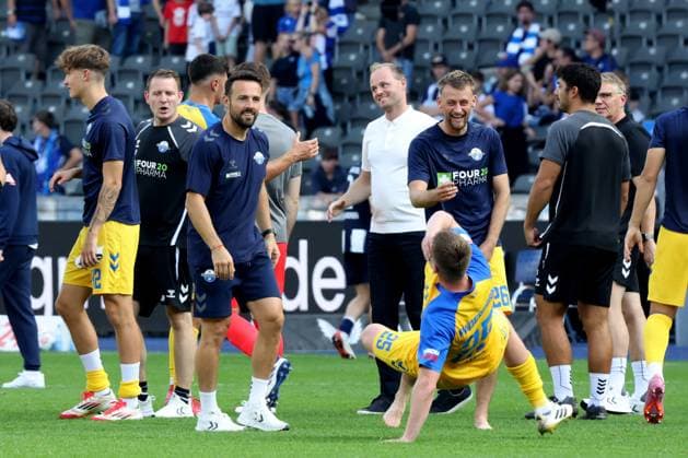 DEU, DFL, 2. FBL, Hertha BSC vs. Paderborn, 20.09.2025, Berliner Olympiastadion, Berlin, DEU, DFL, 2. FBL, Hertha BSC vs. Paderborn, im Bild , Tjark Scheller (SC Paderborn 25), Trainer Ralf Kettemann (SC Paderborn), Paderborner-Spieler DFL - regulations prohibit any use of Photographs as image sequences and or quasi-video