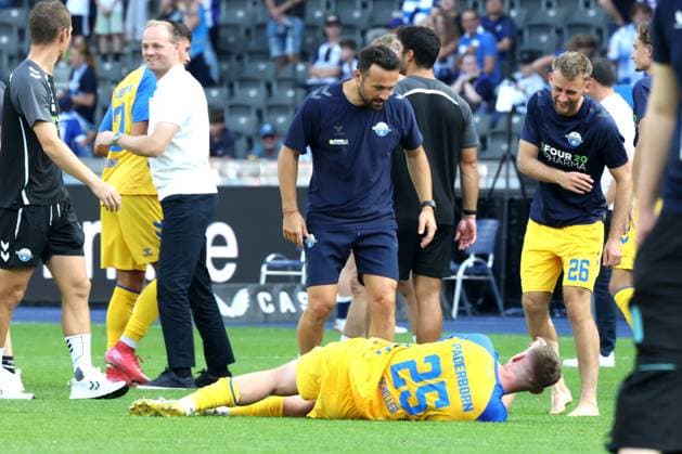 DEU, DFL, 2. FBL, Hertha BSC vs. Paderborn, 20.09.2025, Berliner Olympiastadion, Berlin, DEU, DFL, 2. FBL, Hertha BSC vs. Paderborn, im Bild , Tjark Scheller (SC Paderborn 25), Trainer Ralf Kettemann (SC Paderborn), Paderborner-Spieler DFL - regulations prohibit any use of Photographs as image sequences and or quasi-video
