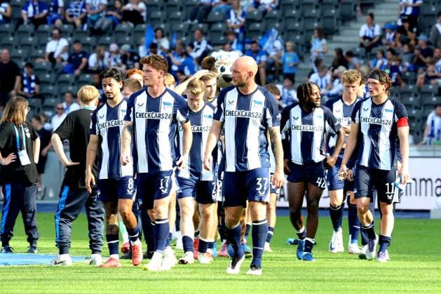 DEU, DFL, 2. FBL, Hertha BSC vs. Paderborn, 20.09.2025, Berliner Olympiastadion, Berlin, DEU, DFL, 2. FBL, Hertha BSC vs. Paderborn, im Bild Hertha-Spielerkreis, Toni Leistner (Hertha BSC Berlin 37), Sebastian Groenning (Hertha BSC Berlin 17), Fabian Reese (Hertha BSC Berlin 11), Deyovaisio Zeefuik (Hertha BSC Berlin 42) DFL - regulations prohibit any use of Photographs as image sequences and or quasi-video