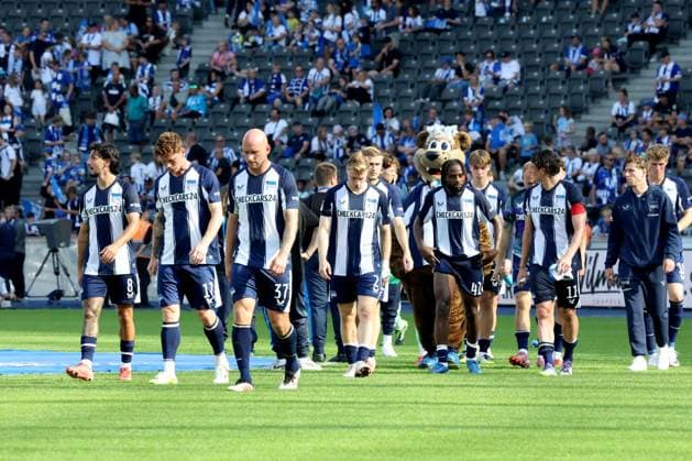 DEU, DFL, 2. FBL, Hertha BSC vs. Paderborn, 20.09.2025, Berliner Olympiastadion, Berlin, DEU, DFL, 2. FBL, Hertha BSC vs. Paderborn, im Bild Hertha-Spielerkreis, Toni Leistner (Hertha BSC Berlin 37), Sebastian Groenning (Hertha BSC Berlin 17), Fabian Reese (Hertha BSC Berlin 11), Deyovaisio Zeefuik (Hertha BSC Berlin 42) DFL - regulations prohibit any use of Photographs as image sequences and or quasi-video