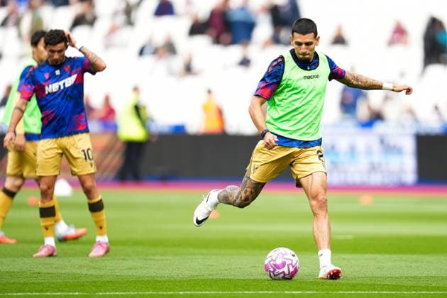 Premier League West Ham United v Crystal Palace Daniel Munoz of Crystal Palace lines up a shot in warm up ahead of the Premier League match West Ham United vs Crystal Palace at London Stadium, London, United Kingdom, 20th September 2025 (Photo by Harvey Murphy News Images) Copyright: xHarveyxMurphy NewsxImagesx