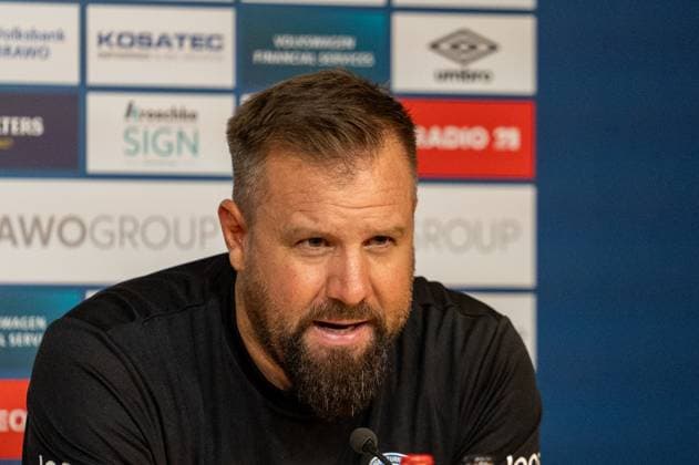 Deutschland: Fussball 2. Bundesliga, 6. Spieltag 2025 2026, Eintracht Braunschweig-SV Elversberg am 20.09.2025 in Braunschweig (Eintracht-Stadion): Heiner Backhaus (Trainer Eintracht Braunschweig) auf der PK nach dem Spiel