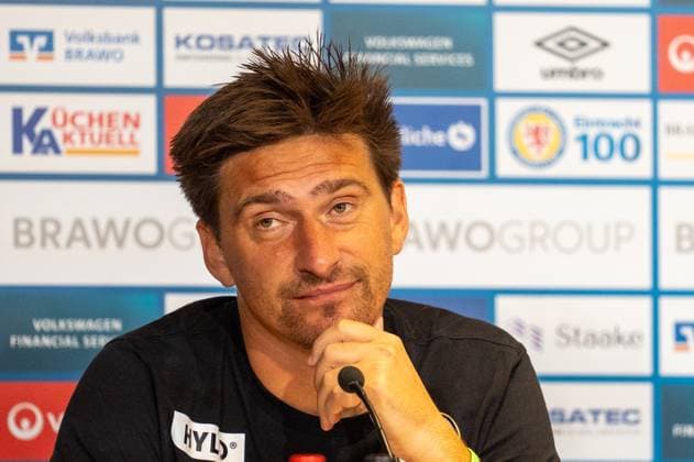 Deutschland: Fussball 2. Bundesliga, 6. Spieltag 2025 2026, Eintracht Braunschweig-SV Elversberg am 20.09.2025 in Braunschweig (Eintracht-Stadion): Vincent Wagner (Trainer SV Elversberg) auf der PK nach dem Spiel
