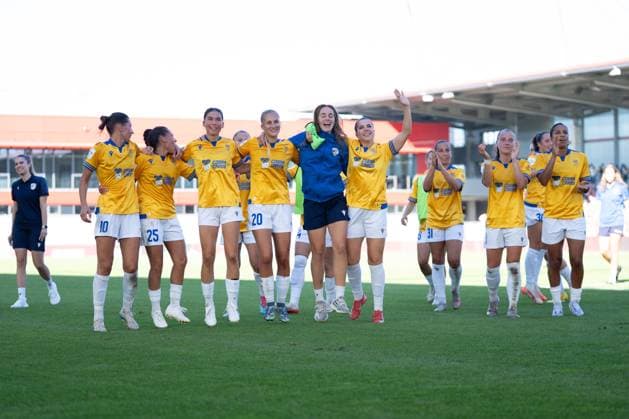 Die Spielerinnen von Jena Merza Julevic (10 Jena) , Noemi Gentile (25 Jena) , Steffi Schmid (20 Jena) feiern mit den Fans nach dem Unentschieden beim Google Pixel Frauen Bundesligaspiel FC Bayern München - FC Carl Zeiss Jena am 20.09.2025. München FC Bayern Campus Bayern Deutschland