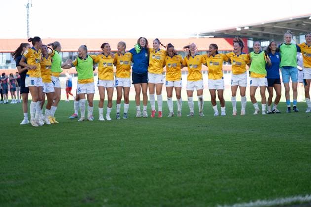 Die Spielerinnen von Jena Merza Julevic (10 Jena) , Noemi Gentile (25 Jena) , Steffi Schmid (20 Jena) Nelly Juckel (31 Jena) feiern mit den Fans nach dem Unentschieden beim Google Pixel Frauen Bundesligaspiel FC Bayern München - FC Carl Zeiss Jena am 20.09.2025. München FC Bayern Campus Bayern Deutschland