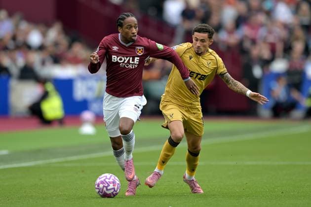 West Ham vs Crystal Palace Premier League Kyle Walker-Peters of West Ham United and Yeremi Pino of Crystal Palace during the West Ham vs Crystal Palace, Premier League match at the London Stadium Stratford. London The London Stadium UK Copyright: xMartinxDaltonx WestHam_vs_CrystalPalace_200925_MD_063