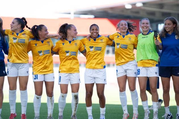 Die Spielerinnen von j31 , Felicia Sträßer (8 Jena) , Emily Reske (28 Jena) feiern mit den Fans nach dem Unentschieden beim Google Pixel Frauen Bundesligaspiel FC Bayern München - FC Carl Zeiss Jena am 20.09.2025. München FC Bayern Campus Bayern Deutschland