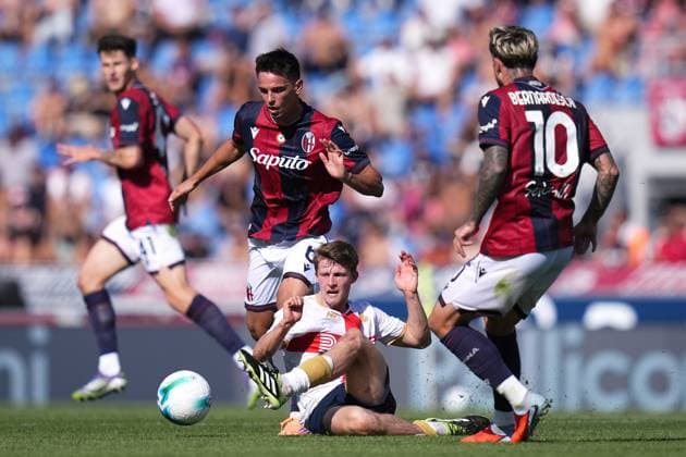 GenoaÕs Morten Frendrup fights for the ball with Bologna s Nikola Moro during the Serie A soccer match between Bologna and Genoa at the Renato DallÕAra Stadium in Bologna, north Italy - Saturday, September 20, 2025 -  Copyright: xMassimoxPaolone LaPressex