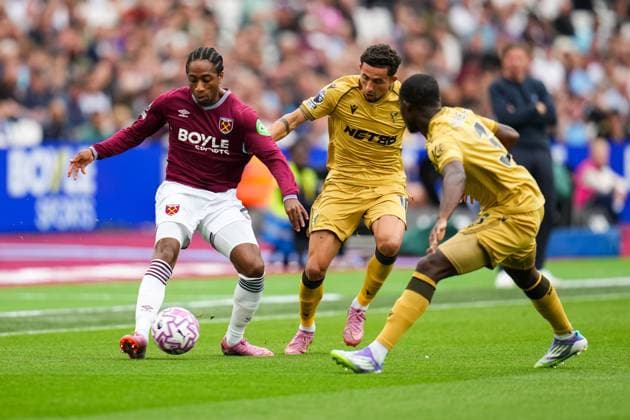 Premier League West Ham United v Crystal Palace Kyle Walker-Peters of West Ham United on the ball under pressure during the Premier League match West Ham United vs Crystal Palace at London Stadium, London, United Kingdom, 20th September 2025 (Photo by Harvey Murphy News Images) Copyright: xHarveyxMurphy NewsxImagesx