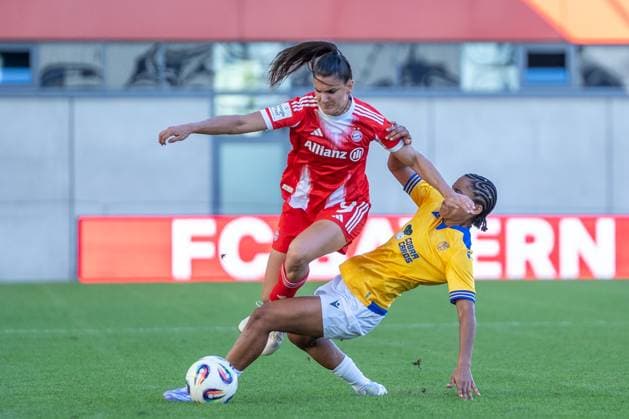 Jovana Damnjanovic (9 Bayern) und Josephine Bonsu (23 Jena) in Aktion beim Google Pixel Frauen Bundesligaspiel FC Bayern München - FC Carl Zeiss Jena am 20.09.2025. München FC Bayern Campus Bayern Deutschland