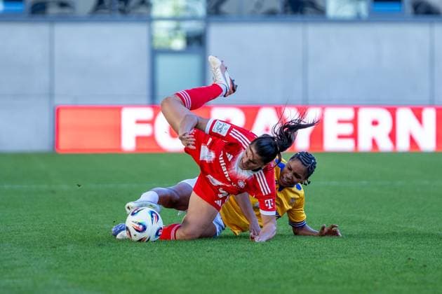 Jovana Damnjanovic (9 Bayern) und Josephine Bonsu (23 Jena) in Aktion beim Google Pixel Frauen Bundesligaspiel FC Bayern München - FC Carl Zeiss Jena am 20.09.2025. München FC Bayern Campus Bayern Deutschland