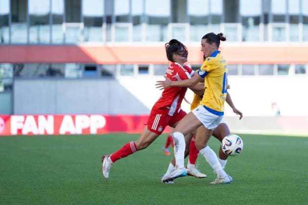 Jovana Damnjanovic (9 Bayern) und Merza Julevic (10 Jena) in Aktion beim Google Pixel Frauen Bundesligaspiel FC Bayern München - FC Carl Zeiss Jena am 20.09.2025. München FC Bayern Campus Bayern Deutschland