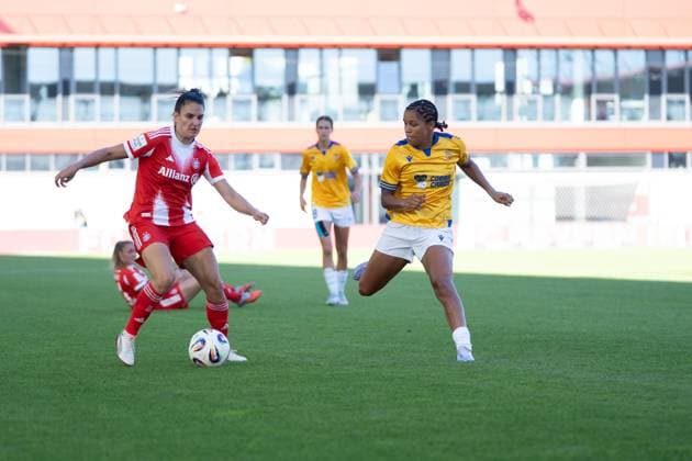 Jovana Damnjanovic (9 Bayern) und Josephine Bonsu (23 Jena) in Aktion beim Google Pixel Frauen Bundesligaspiel FC Bayern München - FC Carl Zeiss Jena am 20.09.2025. München FC Bayern Campus Bayern Deutschland