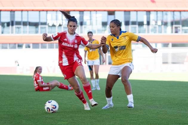 Jovana Damnjanovic (9 Bayern) und Josephine Bonsu (23 Jena) in Aktion beim Google Pixel Frauen Bundesligaspiel FC Bayern München - FC Carl Zeiss Jena am 20.09.2025. München FC Bayern Campus Bayern Deutschland
