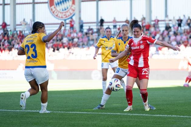 Steffi Schmid (20 Jena) und Sarah Zadrazil (25 FC Bayern) in Aktion beim Google Pixel Frauen Bundesligaspiel FC Bayern München - FC Carl Zeiss Jena am 20.09.2025. München FC Bayern Campus Bayern Deutschland