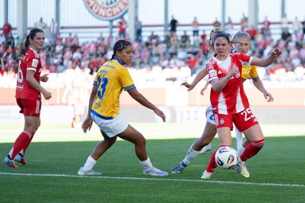 Josephine Bonsu (23 Jena) und Sarah Zadrazil (25 FC Bayern) in Aktion beim Google Pixel Frauen Bundesligaspiel FC Bayern München - FC Carl Zeiss Jena am 20.09.2025. München FC Bayern Campus Bayern Deutschland