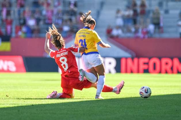 Lena Oberdorf (8 Bayern) und Nelly Juckel (31 Jena) in Aktion beim Google Pixel Frauen Bundesligaspiel FC Bayern München - FC Carl Zeiss Jena am 20.09.2025. München FC Bayern Campus Bayern Deutschland