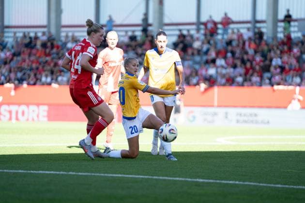 Alara Sehitler (14 Bayern) und Steffi Schmid (20 Jena) in Aktion beim Google Pixel Frauen Bundesligaspiel FC Bayern München - FC Carl Zeiss Jena am 20.09.2025. München FC Bayern Campus Bayern Deutschland