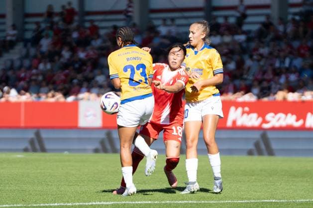 Josephine Bonsu (23 Jena) und Momoko Tanikawa (18 Bayern) in Aktion beim Google Pixel Frauen Bundesligaspiel FC Bayern München - FC Carl Zeiss Jena am 20.09.2025. München FC Bayern Campus Bayern Deutschland