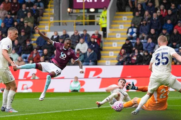 Burnley v Nottingham Forest, Burnley, UK - 20 Sep 2025 Jaidon Anthony of Burnley scores to make it 1-1 during the Premier League match between Burnley and Nottingham Forest at Turf Moor, Burnley on 20 September 2025 ( Burnley Turf Moor Burnley England Copyright: xStevexFlynn PPAUKx PPA-215642