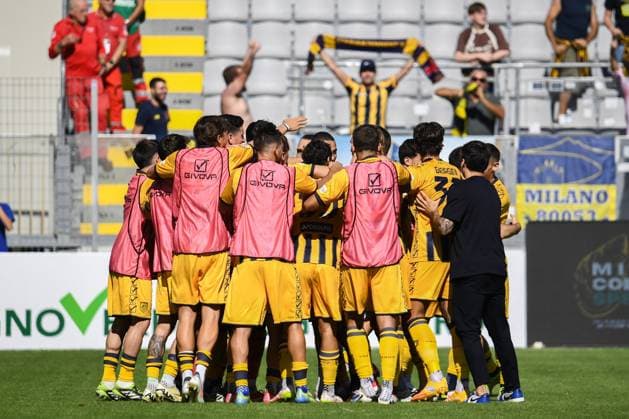 Omar Correia (Juve Stabia) celebrates with teammates after scoring the 0-1 goal during Spezia Calcio vs SS Juve Stabia, Italian soccer Serie B match in La Spezia, Italy, September 20 2025  Copyright: xFabioxFagiolini IPAxSportx xipa-agency.netx xx IPA_65338274 IPA_Agency_IPA65338274