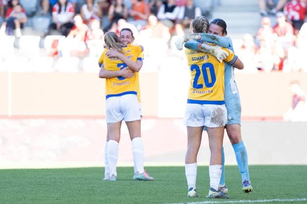 Die Spielerinnen von Jena Steffi Schmid (20 Jena) , Hannah Etzold (13 Jena) feiern das Unentschieden beim Google Pixel Frauen Bundesligaspiel FC Bayern München - FC Carl Zeiss Jena am 20.09.2025. München FC Bayern Campus Bayern Deutschland