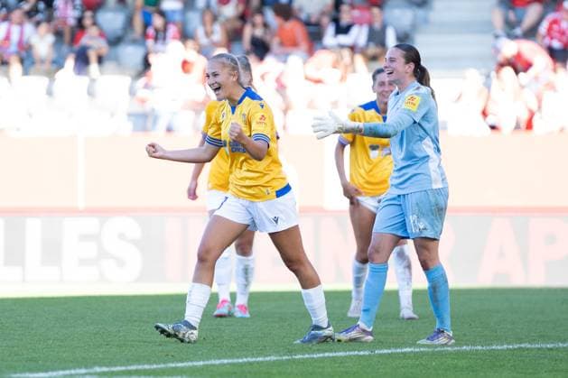 Die Spielerinnen von Jena Steffi Schmid (20 Jena) , Hannah Etzold (13 Jena) feiern das Unentschieden beim Google Pixel Frauen Bundesligaspiel FC Bayern München - FC Carl Zeiss Jena am 20.09.2025. München FC Bayern Campus Bayern Deutschland