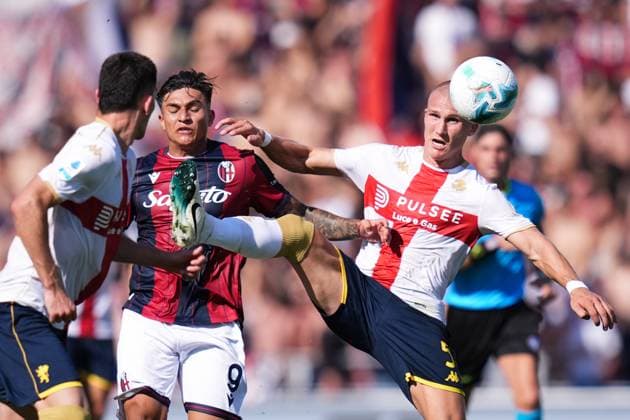 Bologna s Santiago Castro fights for the ball with Genoa s Leo Ostigard during the Serie A soccer match between Bologna and Genoa at the Renato DallÕAra Stadium in Bologna, north Italy - Saturday, September 20, 2025 -  Copyright: xMassimoxPaolone LaPressex
