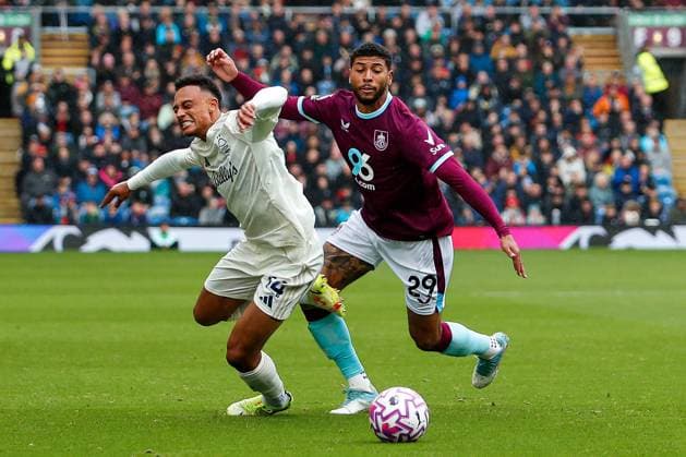 Burnley v Nottingham Forest Premier League Josh Laurent of Burnley and Dan Ndoye of Nottingham Forest during the Premier League match at Turf Moor, Burnley UK Newspapers OUT Copyright: xMaxxTomlinsonx FIL-22259-0071