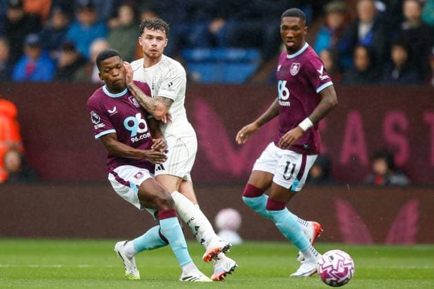Burnley v Nottingham Forest Premier League Florentino Luis of Burnley and Neco Williams of Nottingham Forest during the Premier League match at Turf Moor, Burnley UK Newspapers OUT Copyright: xMaxxTomlinsonx FIL-22259-0074
