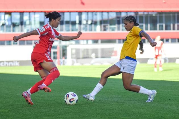 Momoko Tanikawa (18 Bayern) und Josephine Bonsu (23 Jena) in Aktion beim Google Pixel Frauen Bundesligaspiel FC Bayern München - FC Carl Zeiss Jena am 20.09.2025. München FC Bayern Campus Bayern Deutschland