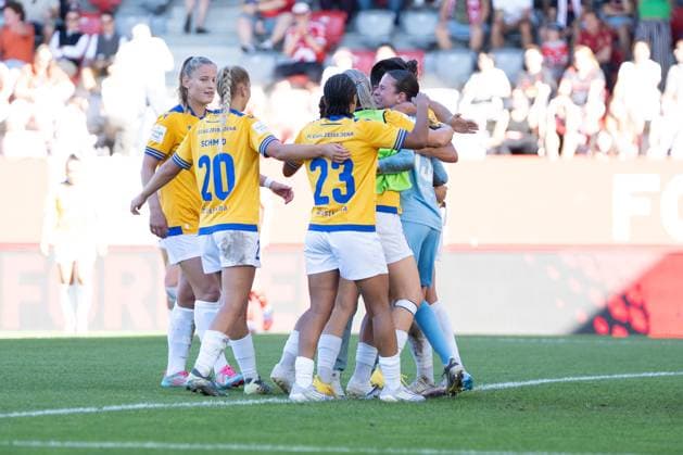 Die Spielerinnen von Carl Zeiss Jena Steffi Schmid (20 Jena) , Josephine Bonsu (23 Jena) , Hannah Etzold (13 Jena) liegen sich nach dem Unentschieden in den Armen nach dem Google Pixel Frauen Bundesligaspiel FC Bayern München - FC Carl Zeiss Jena am 20.09.2025. München FC Bayern Campus Bayern Deutschland