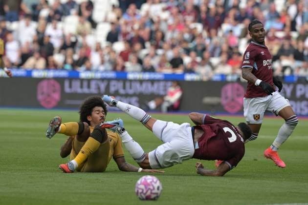 West Ham vs Crystal Palace Premier League Callum Wilson of West Ham United is halted by Chris Richards of Crystal Palace during the West Ham vs Crystal Palace, Premier League match at the London Stadium Stratford. London The London Stadium UK Copyright: xMartinxDaltonx WestHam_vs_CrystalPalace_200925_MD_251