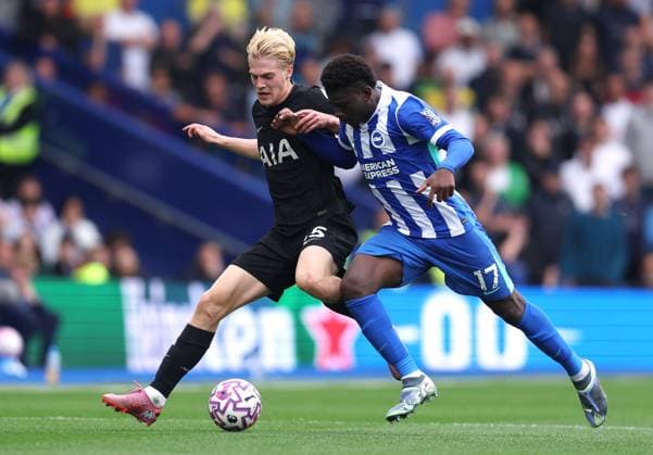 Brighton and Hove, England, 20th September 2025. Lucas Bergvall of Tottenham Hotspur and Carlos Baleba of Brighton and Hove Albion challenge for the ball during the Brighton and Hove Albion vs Tottenham Hotspur Premier League match at the AMEX Stadium, Brighton and Hove. Picture credit should read: Paul Terry Sportimage EDITORIAL USE ONLY. No use with unauthorised audio, video, data, fixture lists, club league logos or live services. Online in-match use limited to 120 images, no video emulation. No use in betting, games or single club league player publications. SPI_020_PT_Brighton_Tottenham SPI-4150-0020