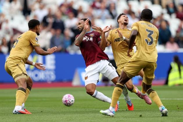 West Ham United v Crystal Palace 20 September 1998 London - Premier League Football - West Ham United v Crystal Palace - Callum Wilson of West Ham United collides with Yeremy Pino of Crystal Palace - (Photo by Mark Leech). London UK Copyright: xMarkxLeechxOffside
