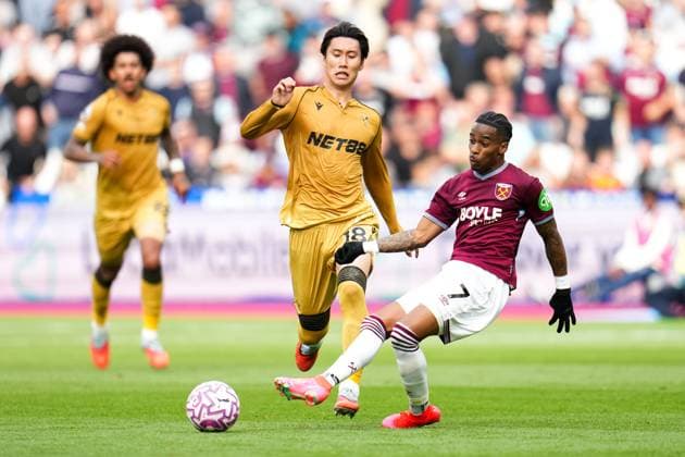 Premier League West Ham United v Crystal Palace Crysencio Summerville of West Ham United plays a forward pass under pressure from Daichi Kamada of Crystal Palace during the Premier League match West Ham United vs Crystal Palace at London Stadium, London, United Kingdom, 20th September 2025 (Photo by Harvey Murphy News Images) Copyright: xHarveyxMurphy NewsxImagesx