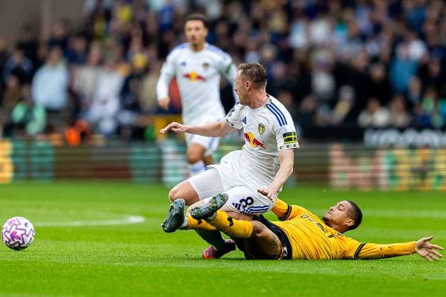 Wolverhampton Wanderers v Leeds United Premier League 20 09 2025. Wolverhampton Wanderers midfielder Joao Gomes (8) tackles Leeds United midfielder Sean Longstaff (8) during the Premier League match between Wolverhampton Wanderers and Leeds United at Molineux, Wolverhampton, England on 20 September 2025. Wolverhampton Molineux West Midlands England Editorial use only DataCo restrictions apply See www.football-dataco.com , Copyright: xManjitxNarotrax PSI-22857-0031