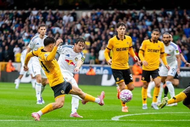Wolverhampton Wanderers v Leeds United Premier League 20 09 2025. Leeds United midfielder Brenden Aaronson (11) shoots at goal during the Premier League match between Wolverhampton Wanderers and Leeds United at Molineux, Wolverhampton, England on 20 September 2025. Wolverhampton Molineux West Midlands England Editorial use only DataCo restrictions apply See www.football-dataco.com , Copyright: xManjitxNarotrax PSI-22857-0034