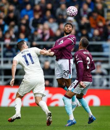 Burnley v Nottingham Forest Premier League Josh Laurent of Burnley and Chris Wood of Nottingham Forest during the Premier League match at Turf Moor, Burnley UK Newspapers OUT Copyright: xMaxxTomlinsonx FIL-22259-0087