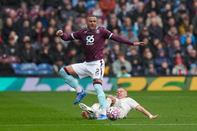 Burnley v Nottingham Forest, Burnley, UK - 20 Sep 2025 Oleksandr Zinchenko of Nottingham Forest tackles Kyle Walker of Burnley during the Premier League match between Burnley and Nottingham Forest at Turf Moor, Burnley on 20 September 2025 ( Burnley Turf Moor Burnley England Copyright: xStevexFlynn PPAUKx PPA-215748