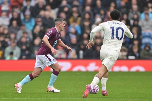 20th September 2025; Turf Moor, Burnley, Lancashire, England; Premier League Football, Burnley versus Nottingham Forest; Josh Cullen of Burnley is pressured by Morgan Gibbs-White of Nottingham Forest  LeexDurkin