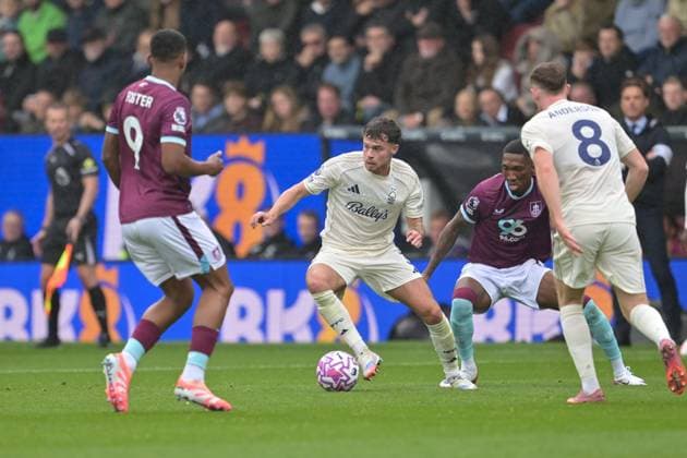 20th September 2025; Turf Moor, Burnley, Lancashire, England; Premier League Football, Burnley versus Nottingham Forest; Neco Williams of Nottingham Forest controls the ball while under pressure from Burnley players  LeexDurkin