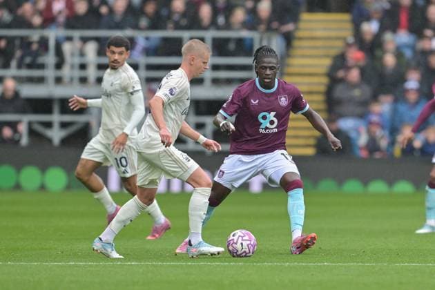 20th September 2025; Turf Moor, Burnley, Lancashire, England; Premier League Football, Burnley versus Nottingham Forest; Loum Tchaouna of Burnley prepares to block the pass from Oleksandr Zinchenko of Nottingham Forest  LeexDurkin
