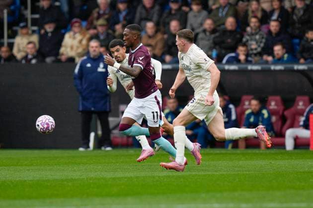 Burnley v Nottingham Forest, Burnley, UK - 20 Sep 2025 Jaidon Anthony of Burnley runs with the ball during the Premier League match between Burnley and Nottingham Forest at Turf Moor, Burnley on 20 September 2025 ( Burnley Turf Moor Burnley England Copyright: xStevexFlynn PPAUKx PPA-215784
