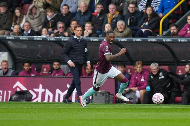 Burnley v Nottingham Forest, Burnley, UK - 20 Sep 2025 Jaidon Anthony of Burnley runs with the ball during the Premier League match between Burnley and Nottingham Forest at Turf Moor, Burnley on 20 September 2025 ( Burnley Turf Moor Burnley England Copyright: xStevexFlynn PPAUKx PPA-215773