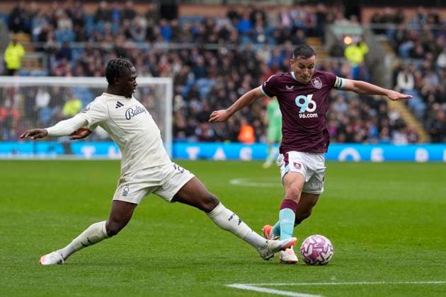 Burnley v Nottingham Forest, Burnley, UK - 20 Sep 2025 Dilane Bakwa of Nottingham Forest stretches to tackle Josh Cullen of Burnley during the Premier League match between Burnley and Nottingham Forest at Turf Moor, Burnley on 20 September 2025 ( Burnley Turf Moor Burnley England Copyright: xStevexFlynn PPAUKx PPA-215795